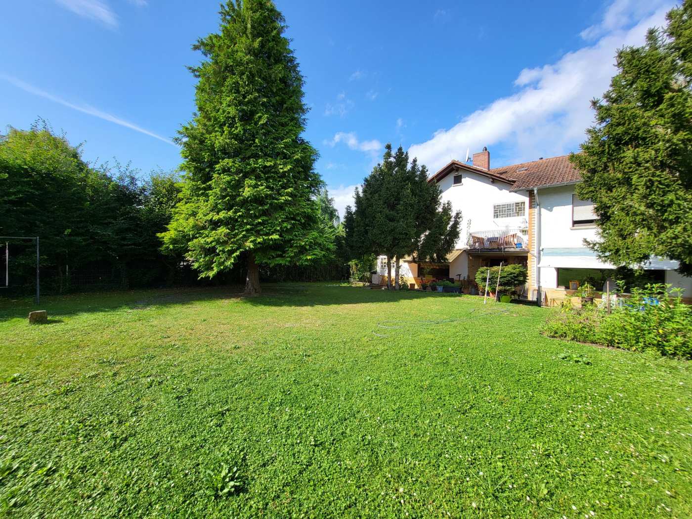 Gartenansicht des freistehenden Einfamilienhauses in Nieder-Olm
